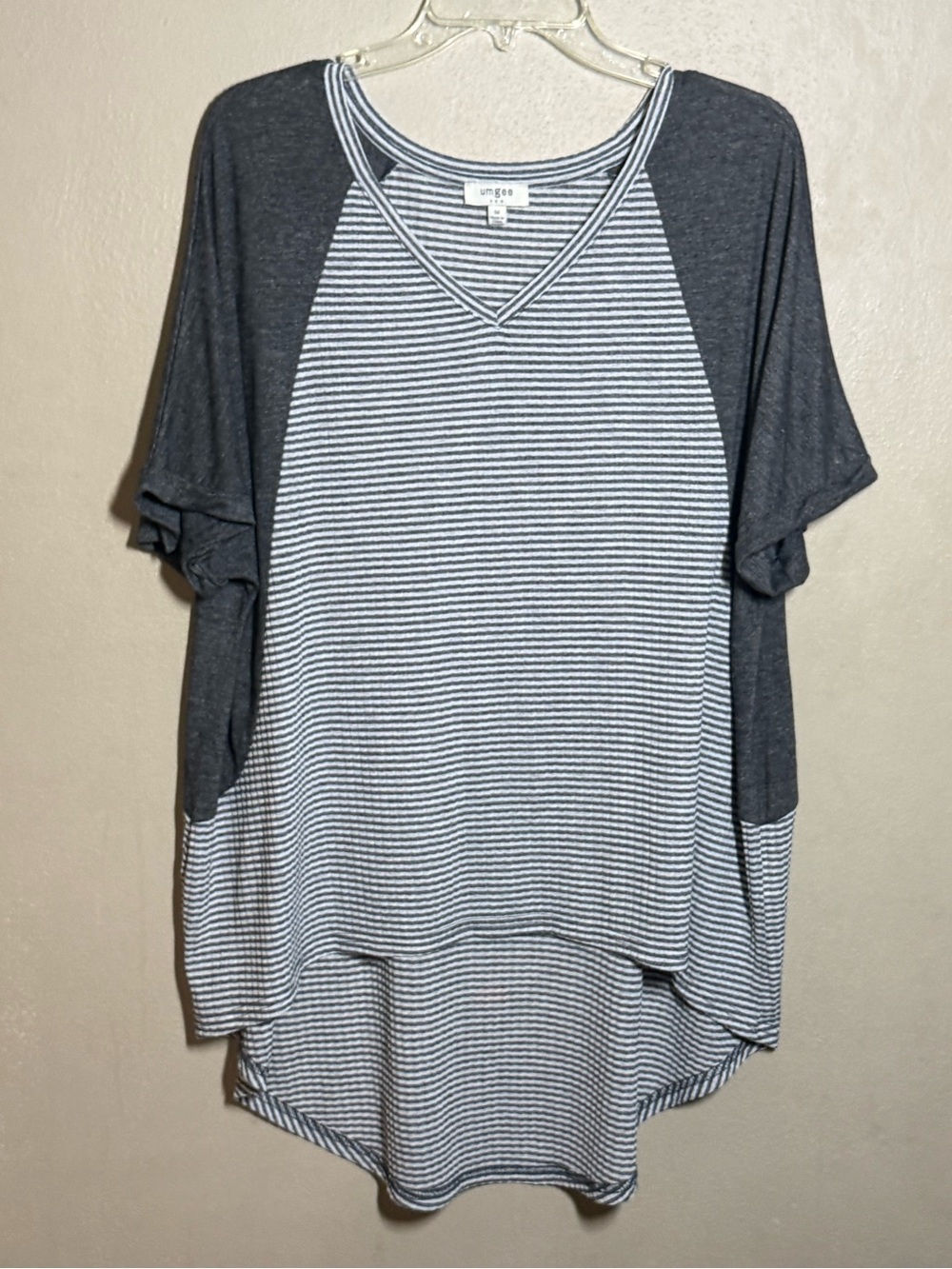 Women’s Umgee USA Charcoal/White Striped V-Neck Raglan High-Low Tunic Sz Med